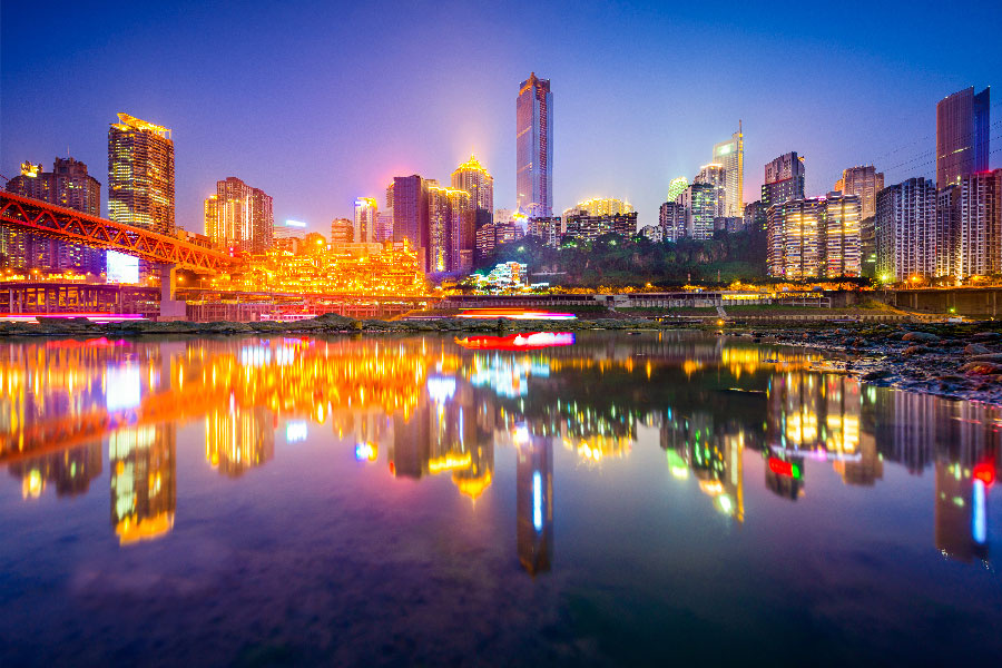 Ciudad nocturna de Chongqing con rascacielos luminosos