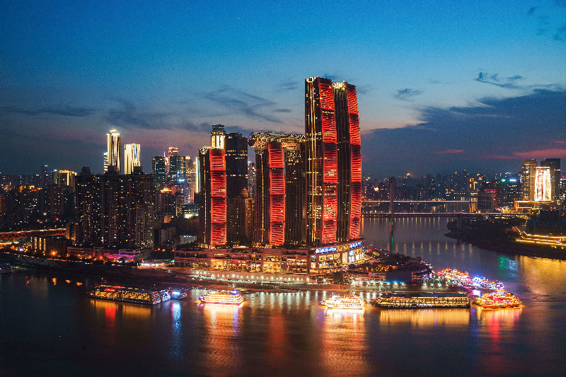 Ciudad nocturna con rascacielos en Chongqing