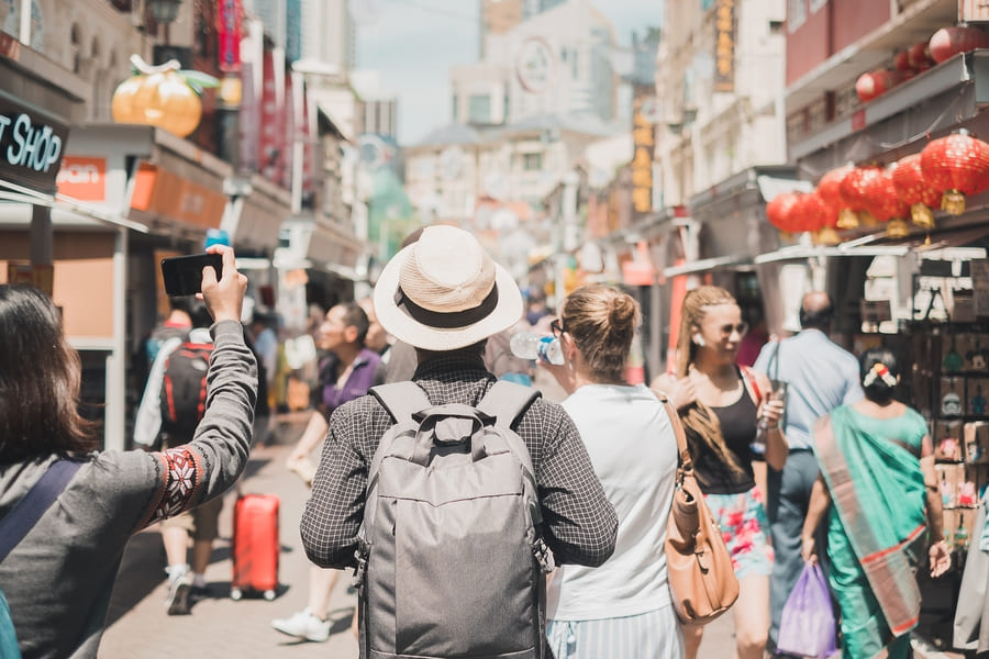 Viajero con mochila gris y sombrero en China