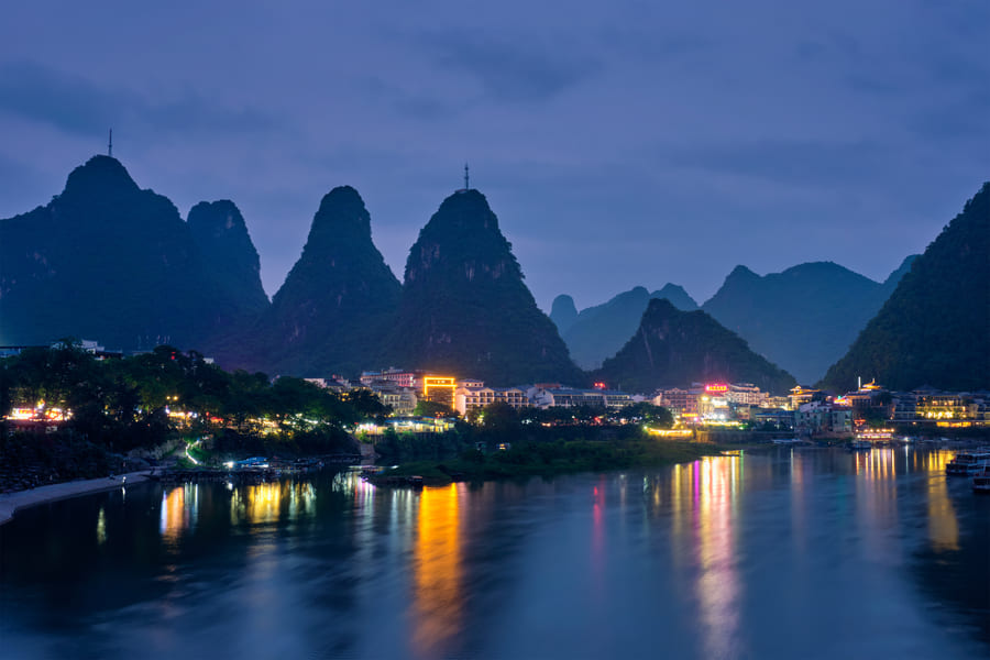 Yangshuo de noche con los paisajes de karst.