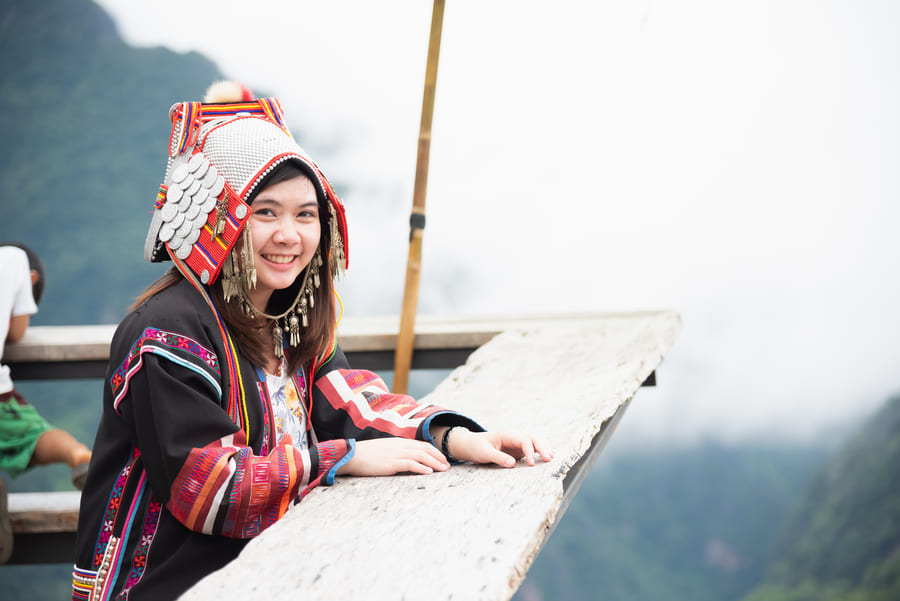 Mujer china con vestimenta tradicional de Yunnan