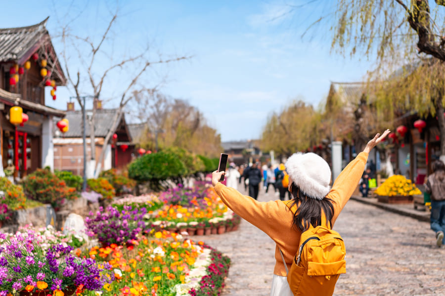 Turista caminando por las calles de Yunnan